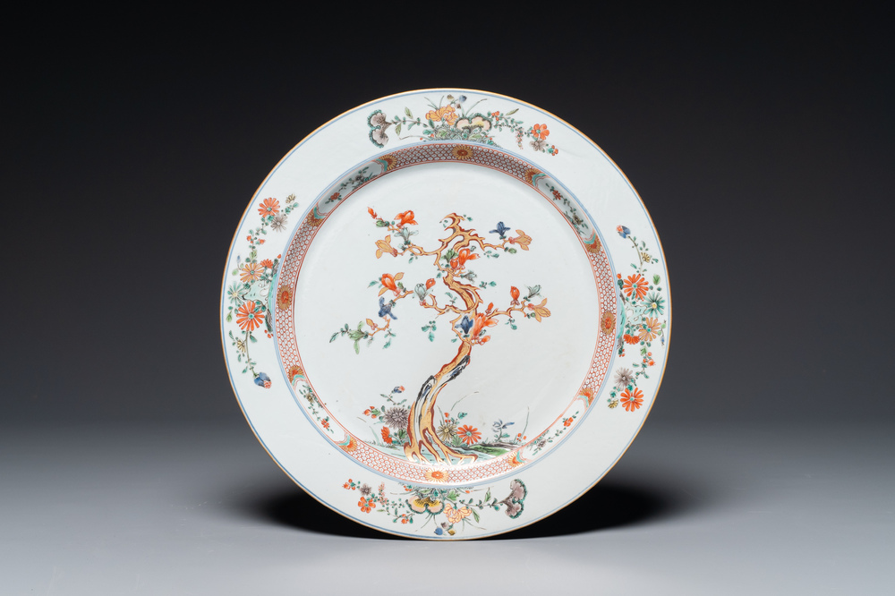 Een Chinese famille verte schotel met magnolia decor, Kangxi