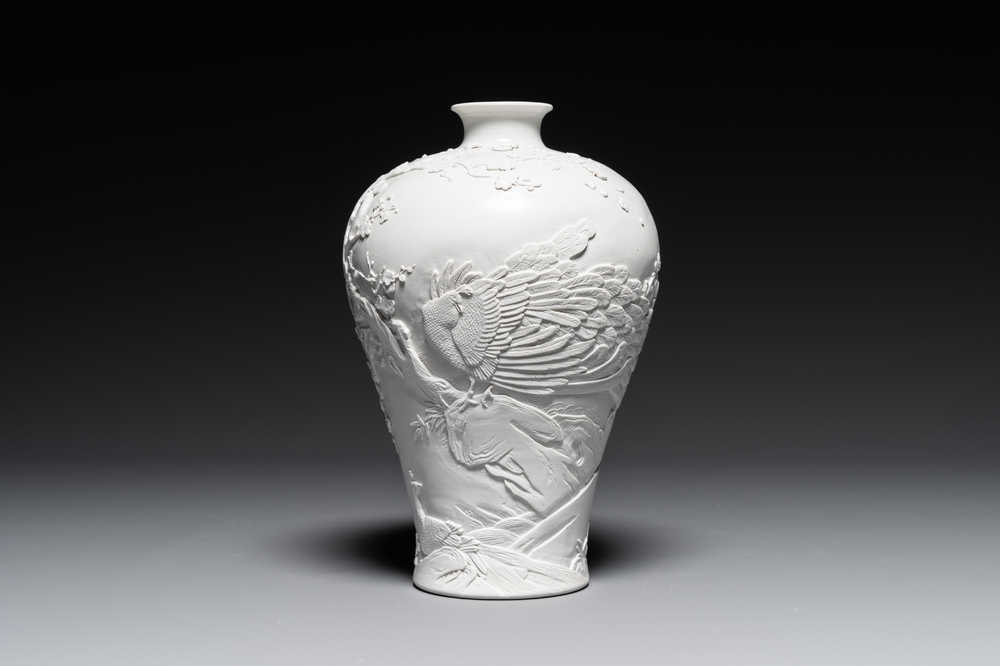 Vase de forme 'meiping' en biscuit &eacute;maill&eacute; blanc monochrome, sign&eacute; Wang Bingrong 王炳榮, Chine, 19/20&egrave;me