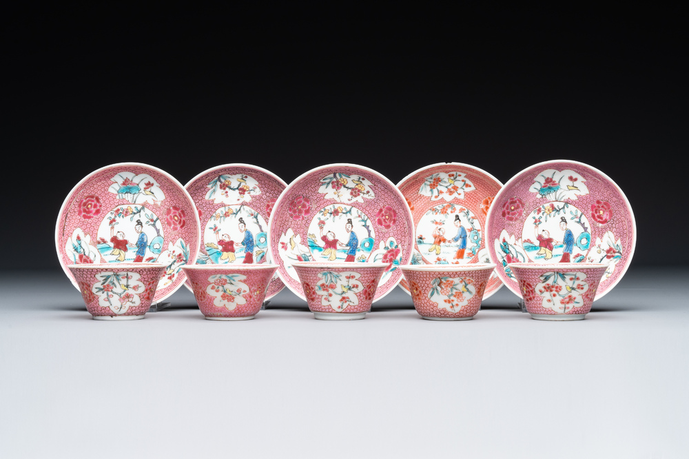 Cinq tasses et soucoupes en porcelaine de Chine famille rose &agrave; d&eacute;cor figuratif, Yongzheng