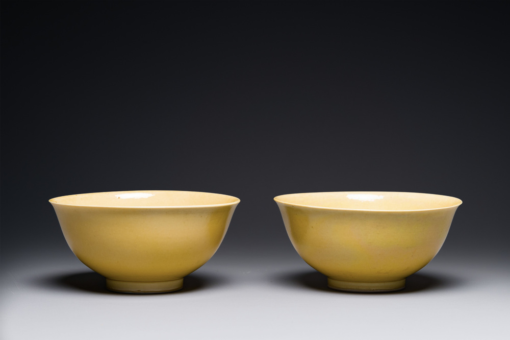Paire de bols en porcelaine de Chine en jaune monochrome, marque de Yongzheng, 19&egrave;me
