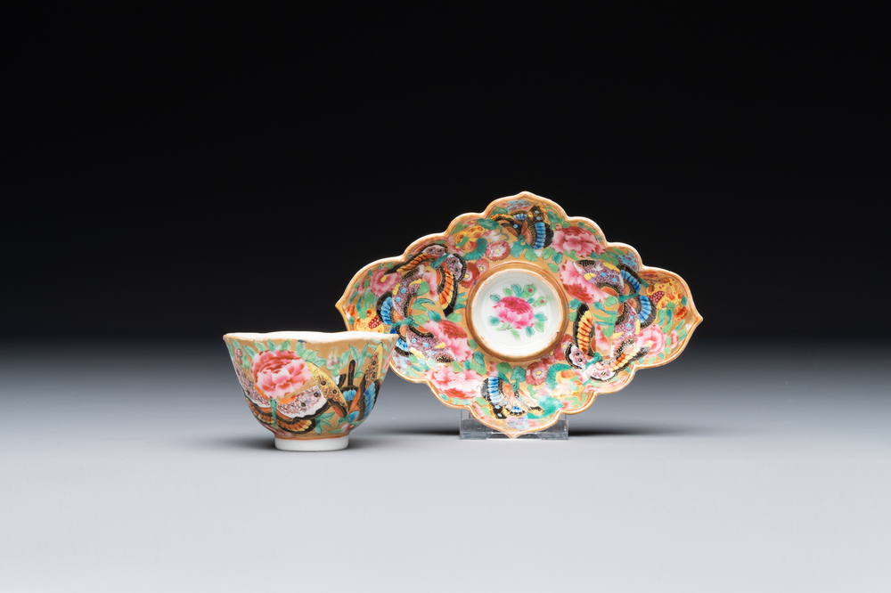 Tasse et son support en porcelaine de Chine famille rose de Canton &agrave; d&eacute;cor dor&eacute; de fleurs et papillons, 19&egrave;me