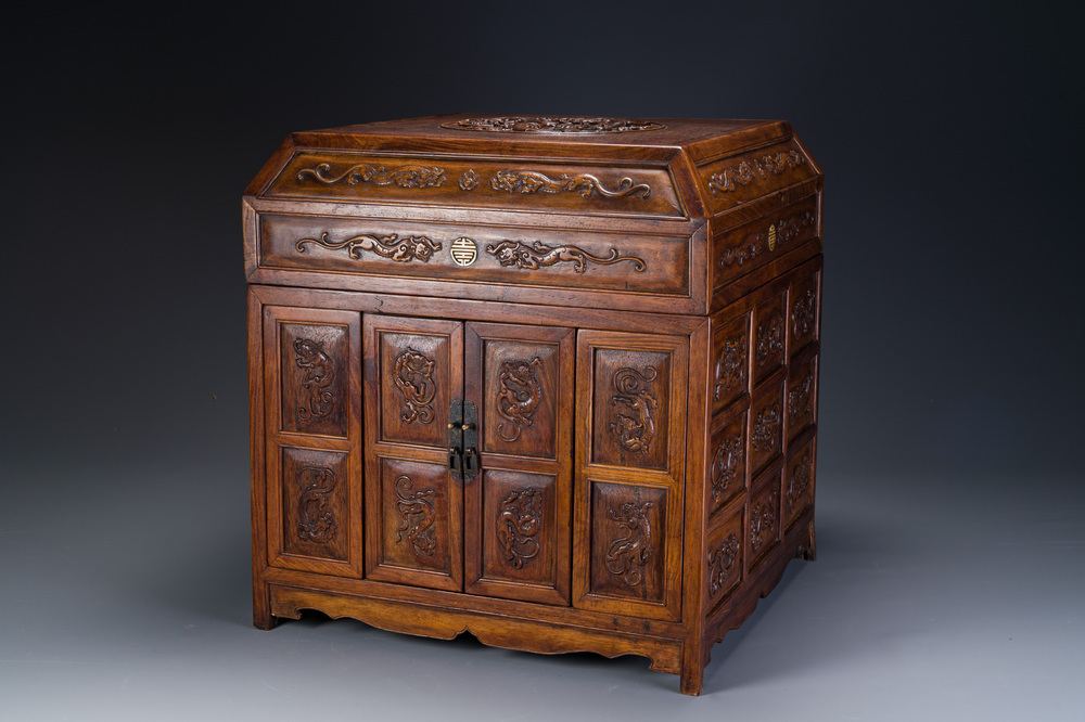 Rre cabinet de curiosit&eacute;s de type 'duo bao ge' en bois huanghuali &agrave; d&eacute;cor de chilongs, Chine, 18/19&egrave;me