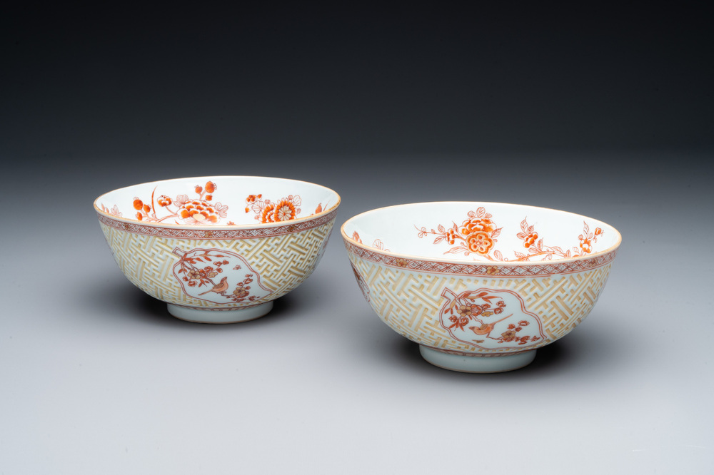 Paire de bols en porcelaine de Chine &agrave; d&eacute;cor en rouge de fer, dor&eacute;es et en relief, Kangxi