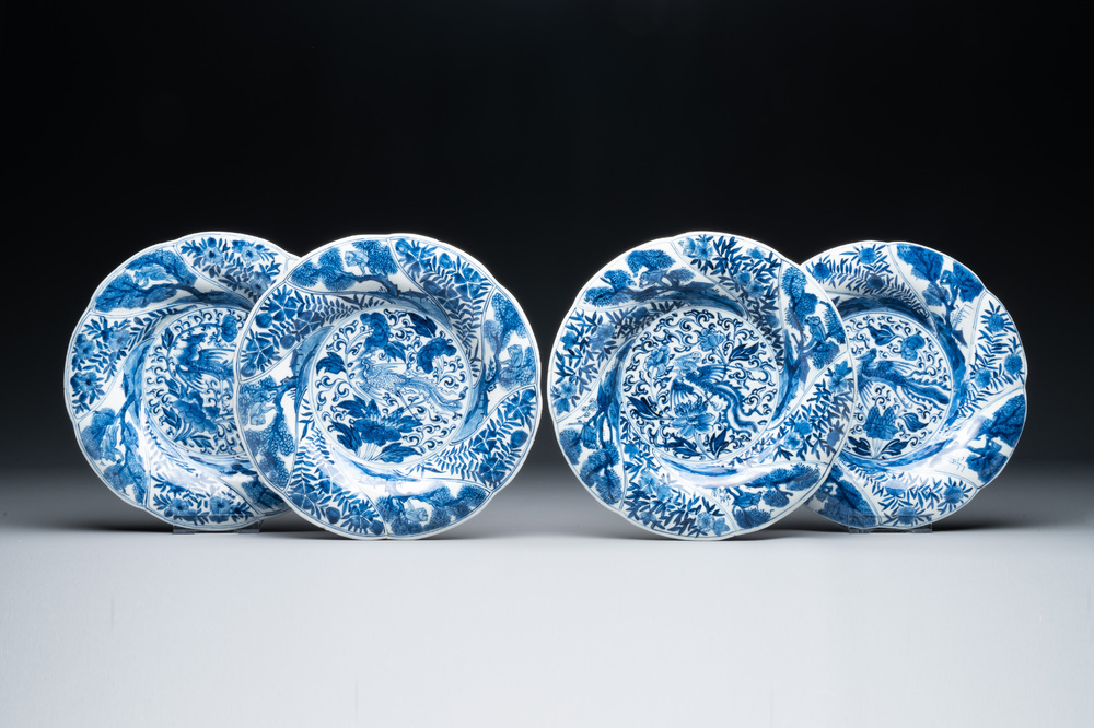 Vier Chinese blauw-witte gelobde borden met feniksen en apen, bloem merk, Kangxi