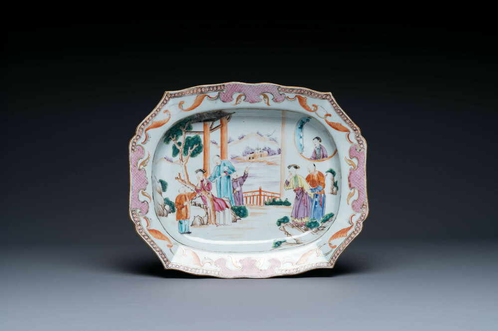 Een octagonale Chinese famille rose schotel met mandarijns decor, Qianlong