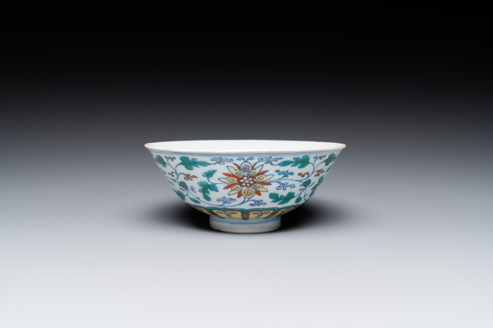 Bol en porcelaine de Chine doucai &agrave; d&eacute;cor de rinceaux de lotus, marque et &eacute;poque Qianlong