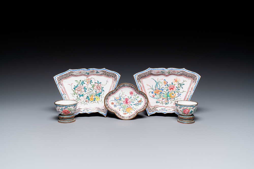 A pair of fine Chinese Canton enamel cups and three saucers with floral design, Yongzheng/Qianlong