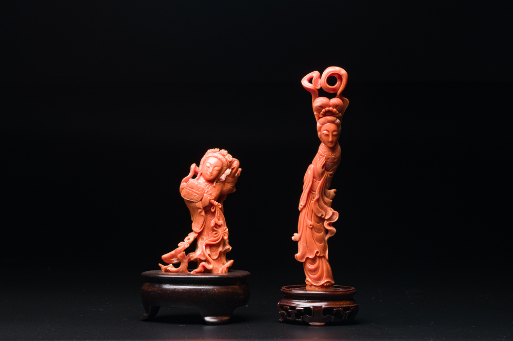 Twee Chinese bloedkoralen figuren van godinnen, 19/20e eeuw