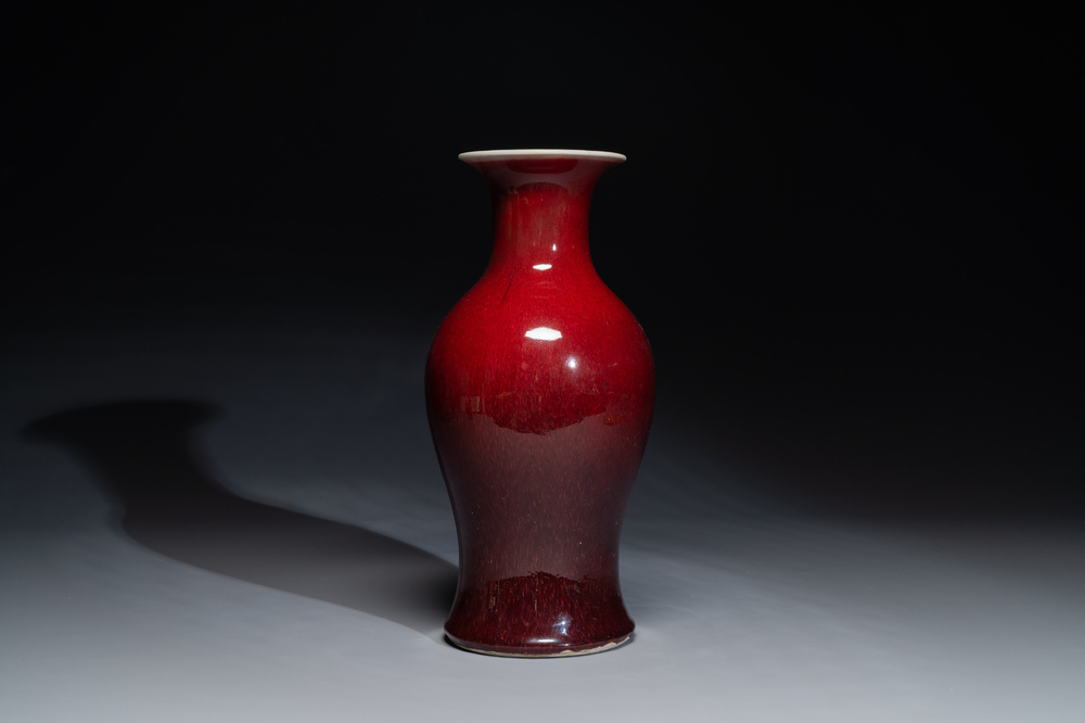 Een Chinese monochrome koperrood geglazuurde vaas, 19e eeuw