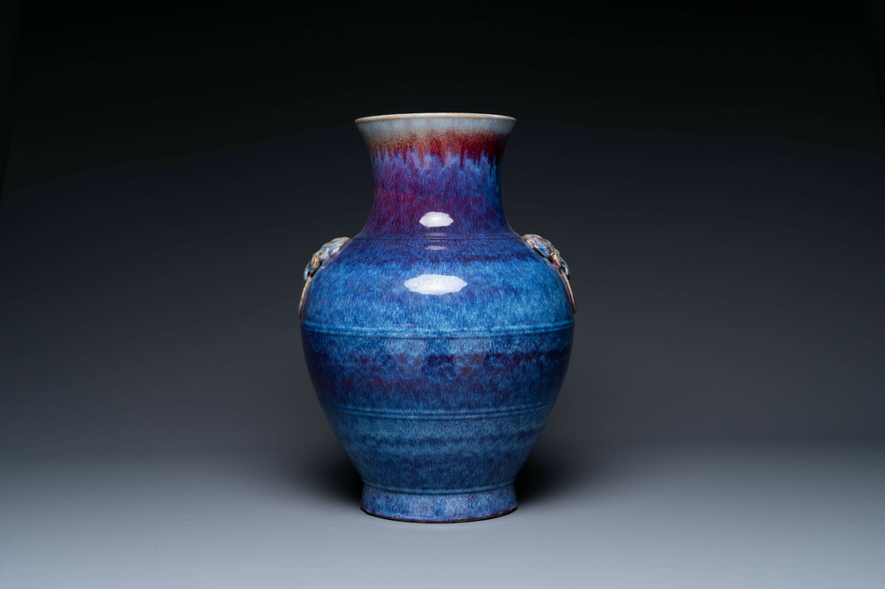 Grand vase en porcelaine de Chine &agrave; &eacute;mail flamb&eacute; aux anses en form de taotie, Qing