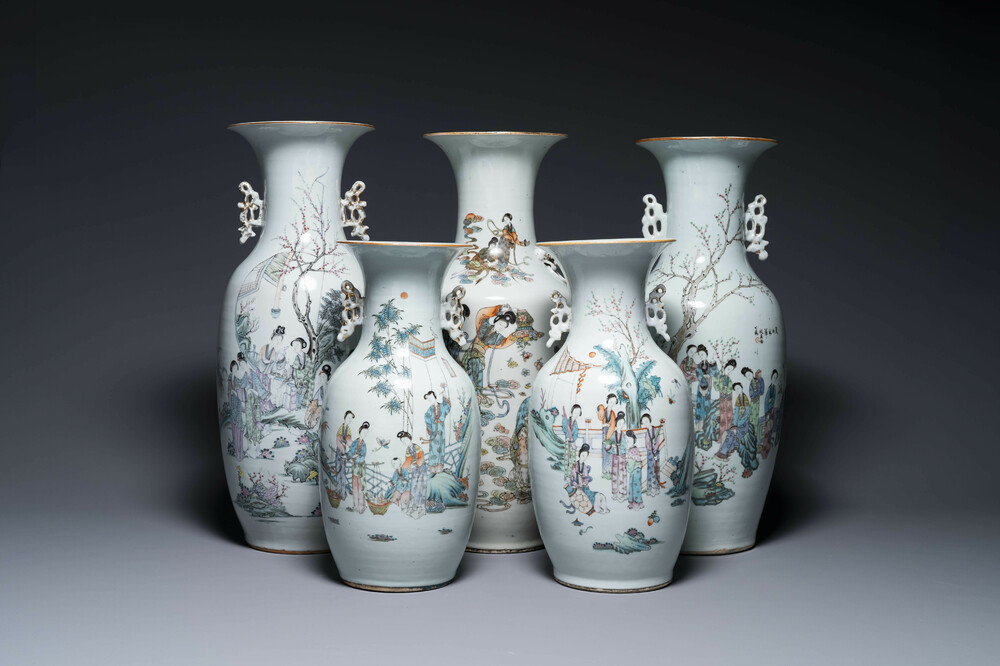Cinq vases en porcelaine de Chine famille rose &agrave; d&eacute;cor figuratif, 19/20&egrave;me