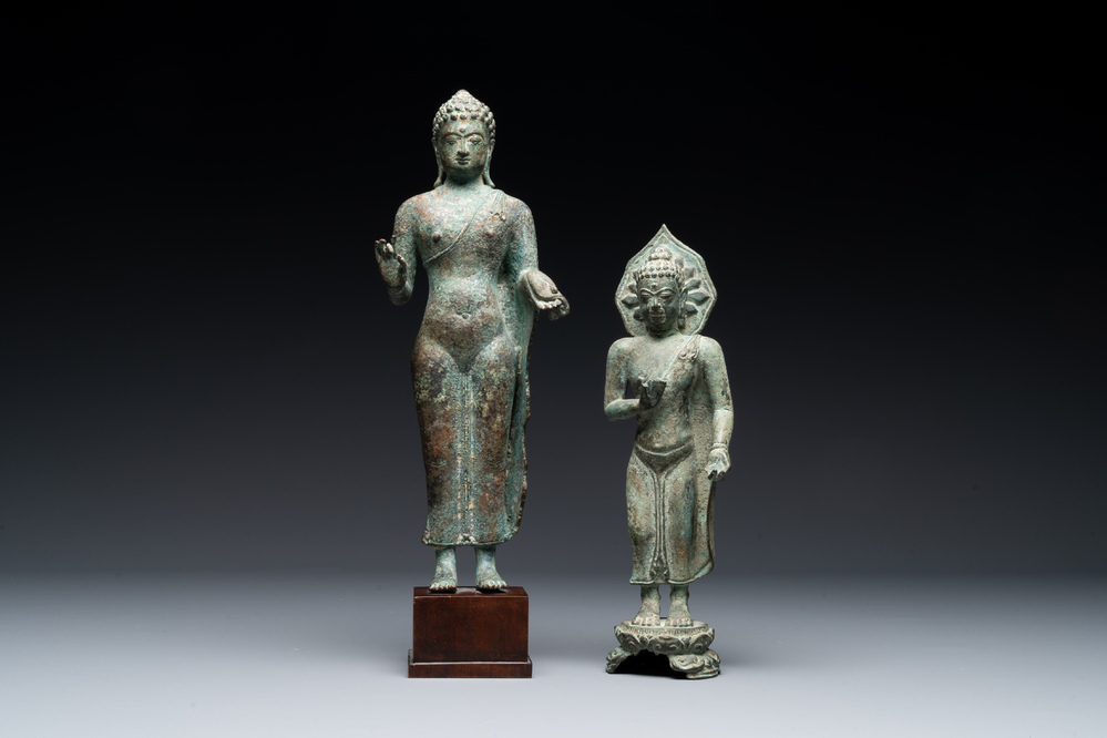 Twee bronzen figuren van een staande Bodhisattva, Centraal Java, 11/13e eeuw