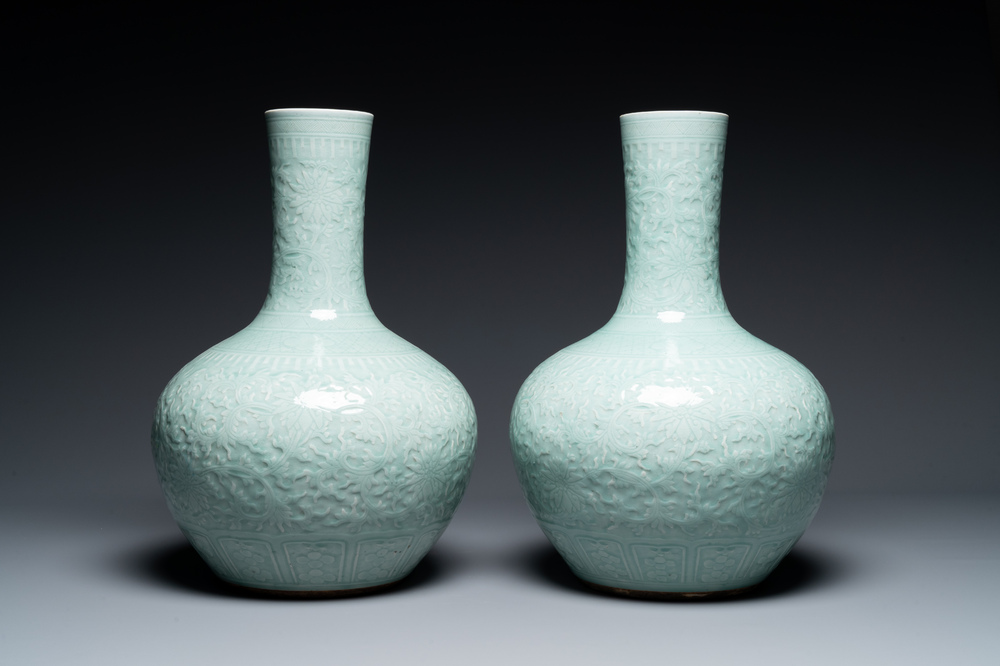 Een paar grote Chinese monochrome celadon geglazuurde flesvormige vazen met anhua lotusslingers, 19e eeuw