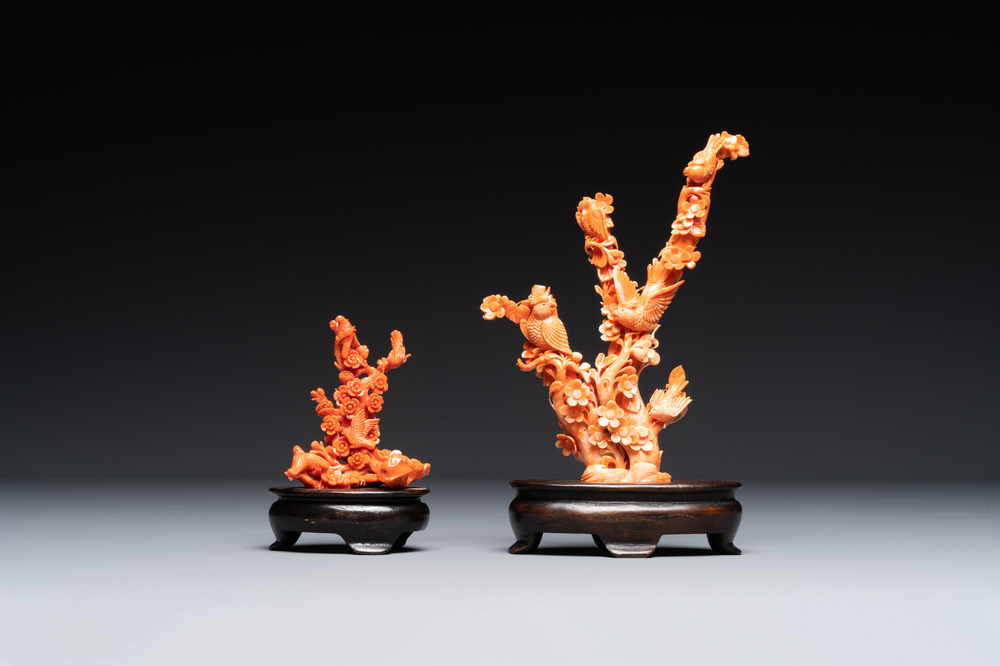 Deux groupes de d'oiseaux parmi des fleurs en corail rouge sur socle en bois, Chine, 19/20&egrave;me