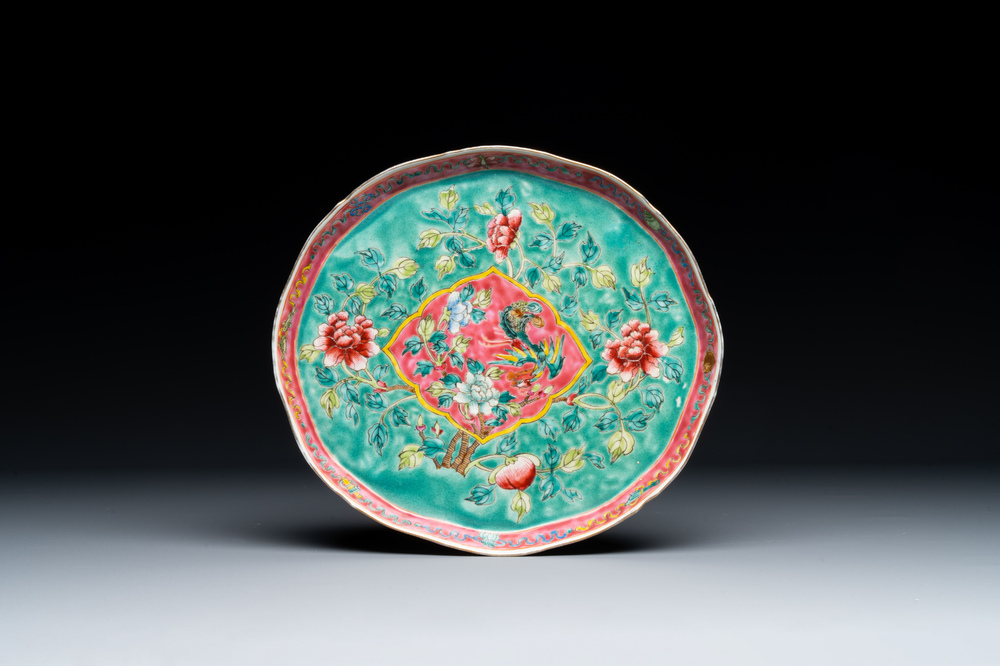 Een Chinees famille rose dienblad voor de Straits of Peranakan markt, 19e eeuw