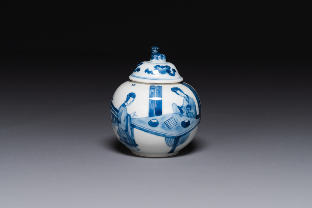 Bo&icirc;te &agrave; th&eacute; couverte en porcelaine de Chine en bleu et blanc &agrave; d&eacute;cor des 'Longues Dames', marque de coquille conique, Kangxi
