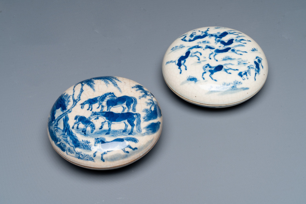 Deux bo&icirc;tes couvertes &agrave; p&acirc;te rouge en porcelaine de Chine en bleu et blanc, marque de Kangxi et feuille d'artemisia, 19&egrave;me