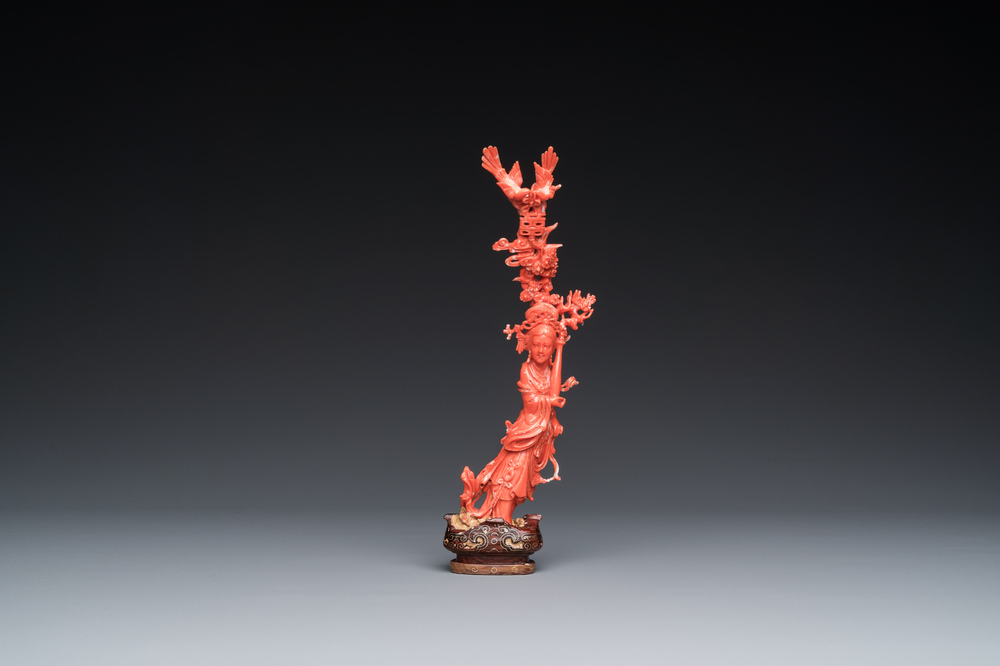 Sculpture d'une femme debout en corail rouge, Chine, 19/20&egrave;me