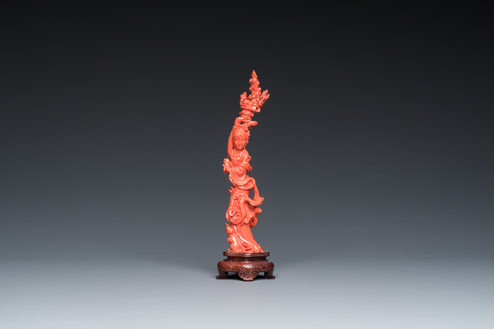 A Chinese red coral figure of a standing lady with a flower basket, 19/20th C.