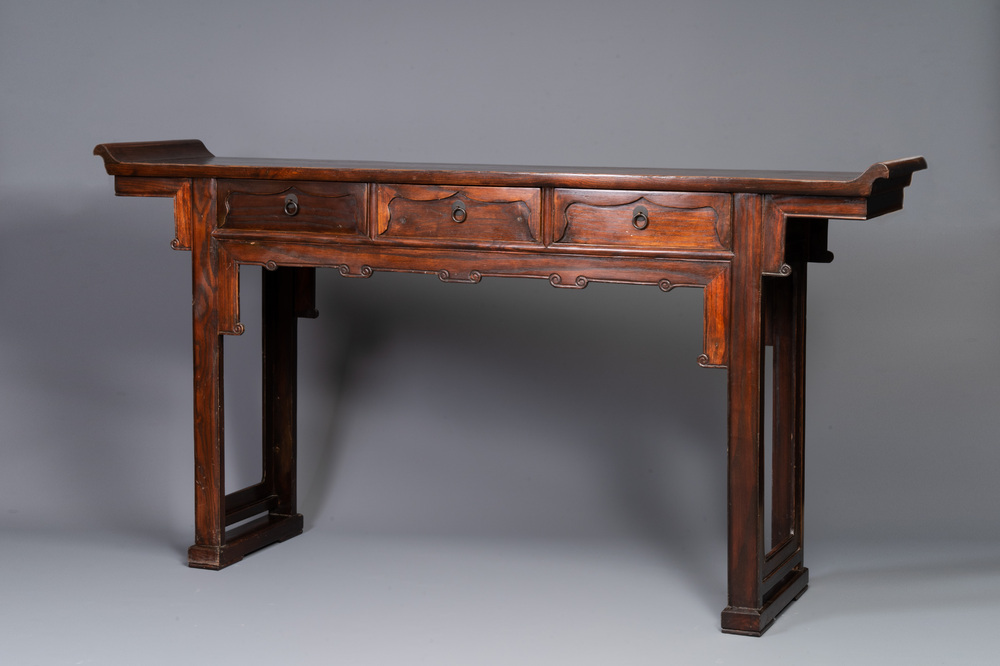 A Chinese wooden three-drawer console table, 19/20th C.