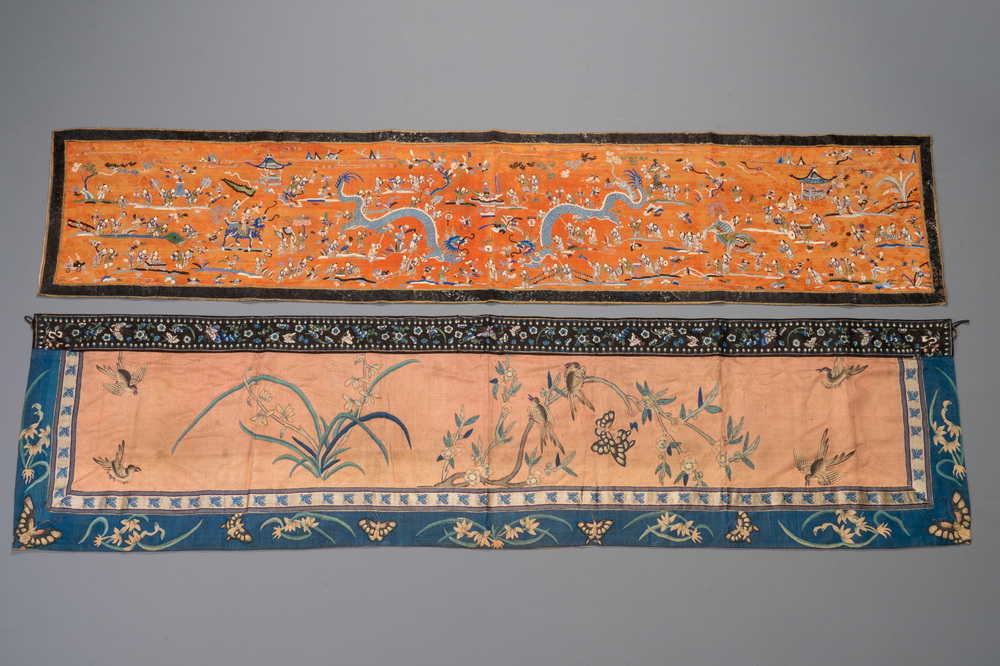 Twee Chinese geborduurde zijden doeken met 'honderd jongens' en 'vogels en bloemen' decor, 19e eeuw