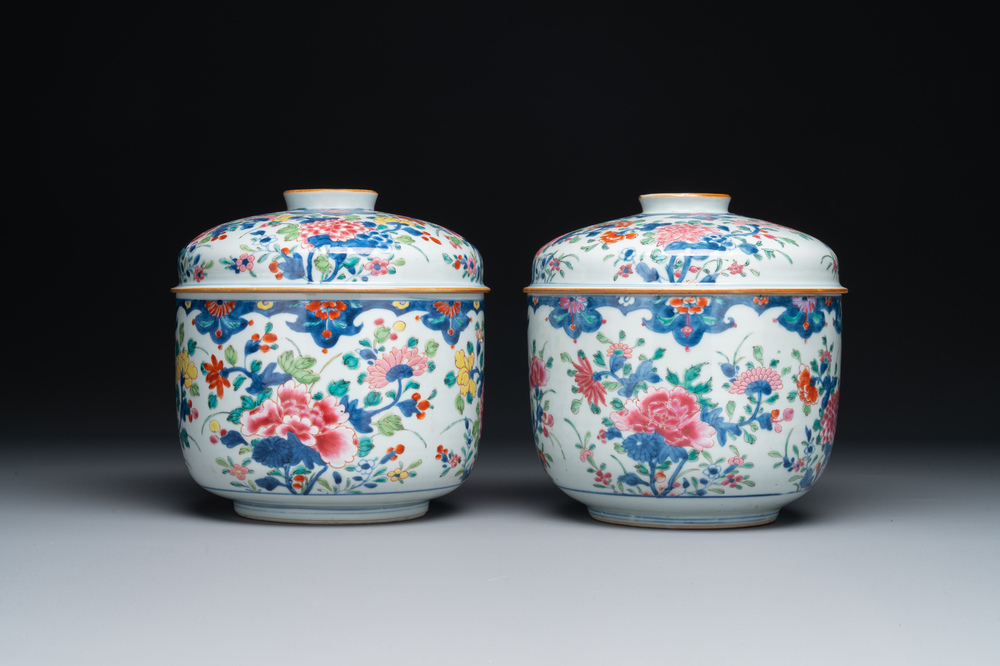 Paire de grands pots couverts en porcelaine de Chine famille rose &agrave; d&eacute;cor floral, Qianlong