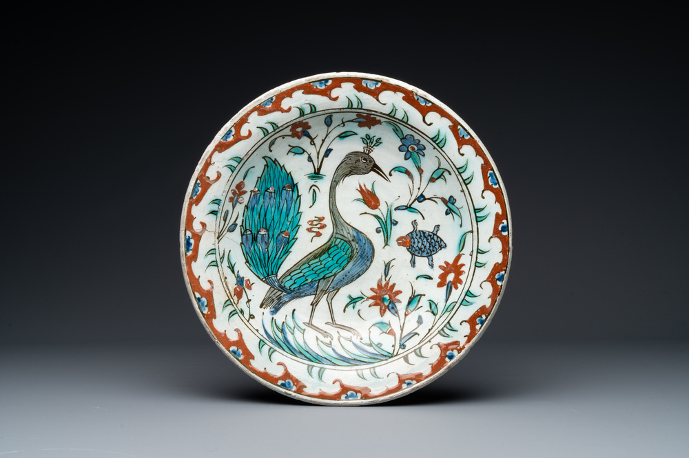 Een uitzonderlijke polychrome Iznik schotel met een pauw, Turkije, laatste kwart 16e eeuw