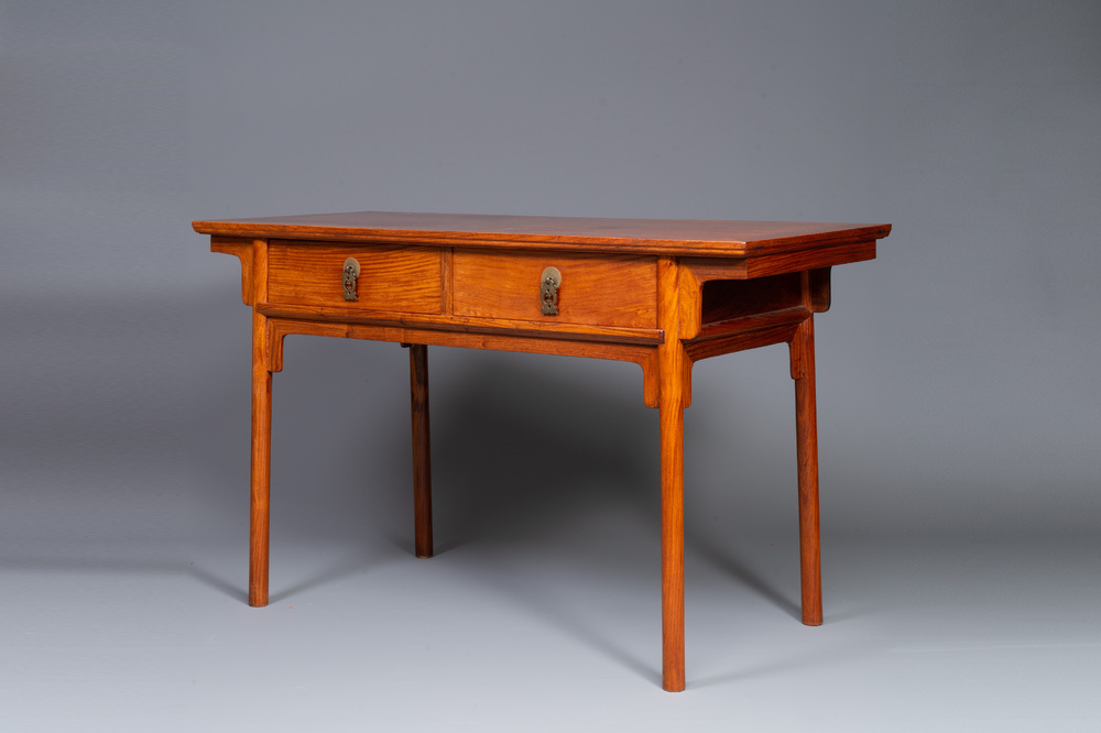 A Chinese huanghuali wooden two-drawer recessed-leg table, 19/20th C.