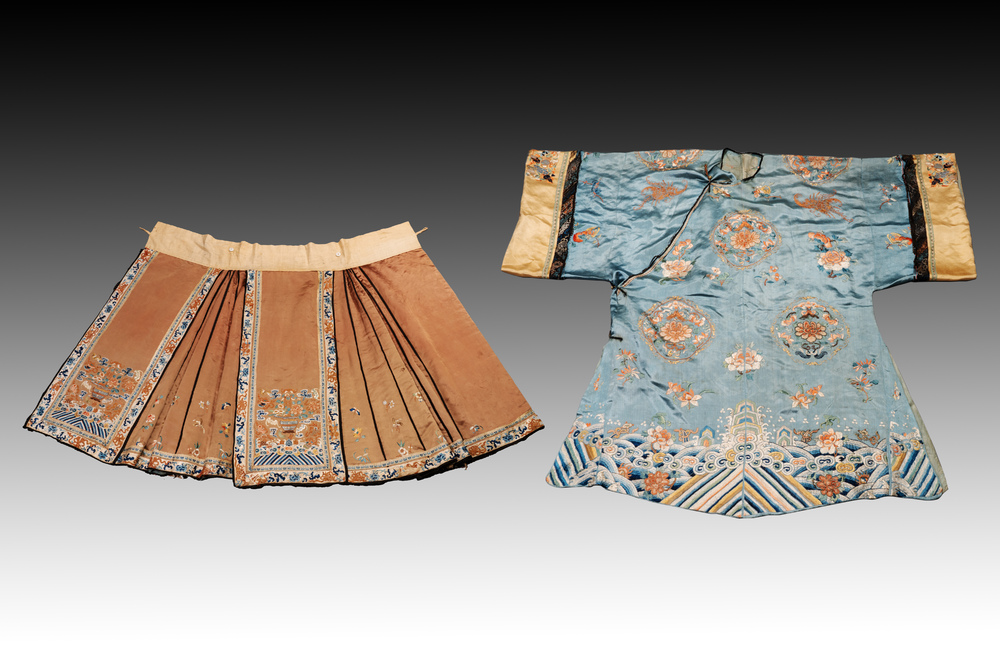 A Chinese embroidered silk skirt and a women's summer robe, 18th/19th C.