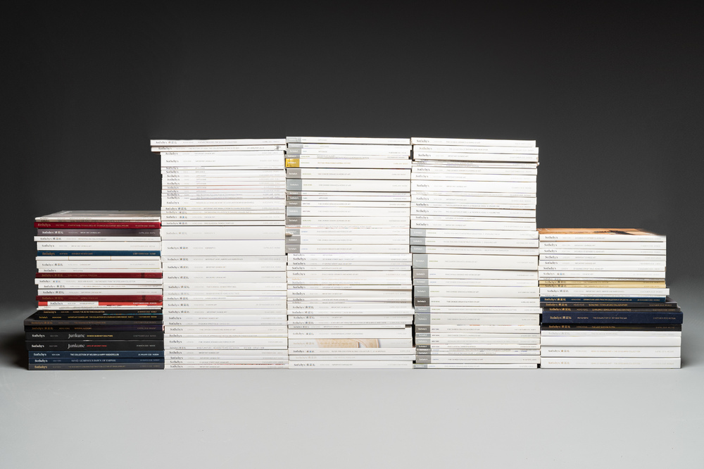 Een gevarieerde verzameling van 155 veilingcatalogi van Sotheby's over Chinese kunst, 2010 en later