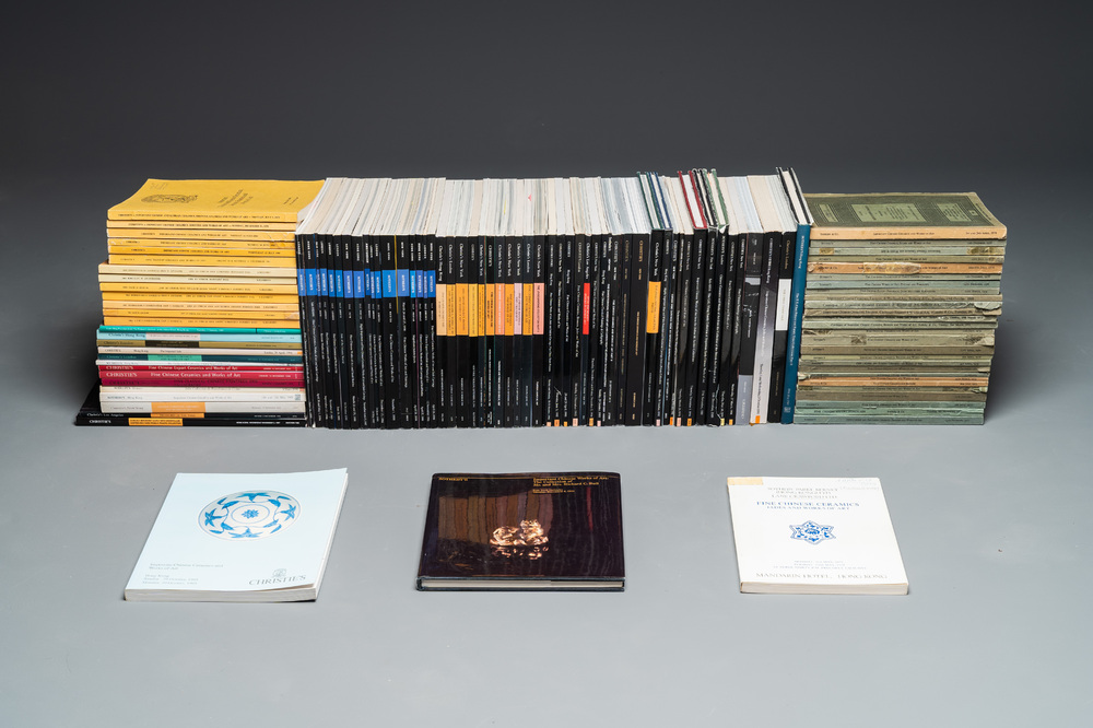 Een gevarieerde collectie van 113 oude Chinese veilingcatalogi over Chinese kunst van Christie's en Sotheby's, jaren 60 en later