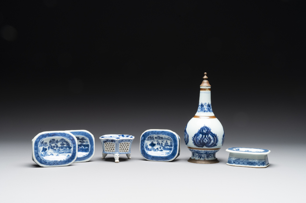 Cinq salerons en porcelaine de Chine en bleu et blanc et un aspersoir &agrave; monture en cuivre, Kangxi/Jiaqing