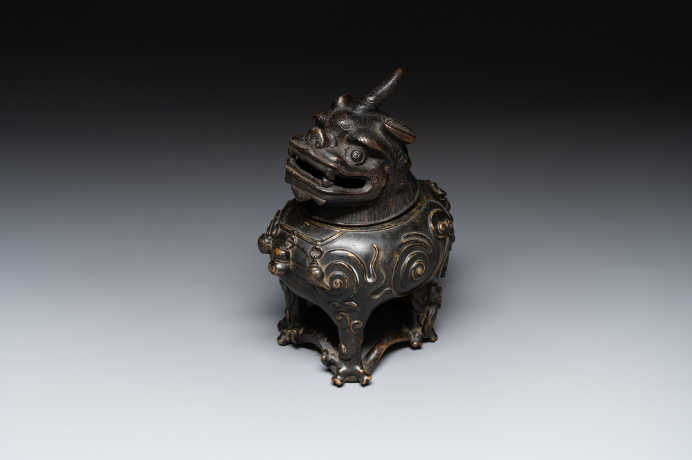 Een fijn Chinees bronzen wierookvat en deksel in de vorm van een luduan, Ming