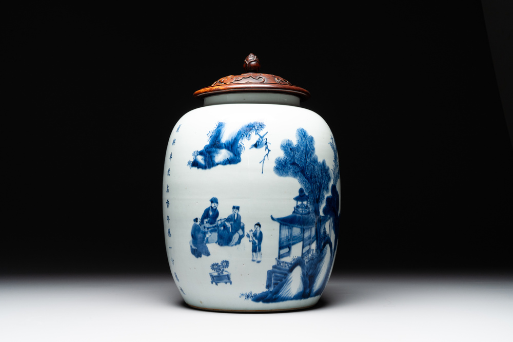 Een zeldzame Chinese blauw-witte lantaarnvormige vaas met figuren in een landschap en kalligrafie, Shunzi/vroeg Kangxi