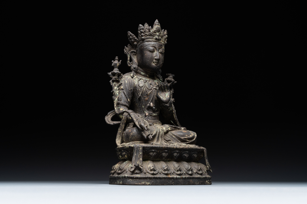 Een groot Chinees bronzen beeld van Bodhisattva op een lotustroon, Ming