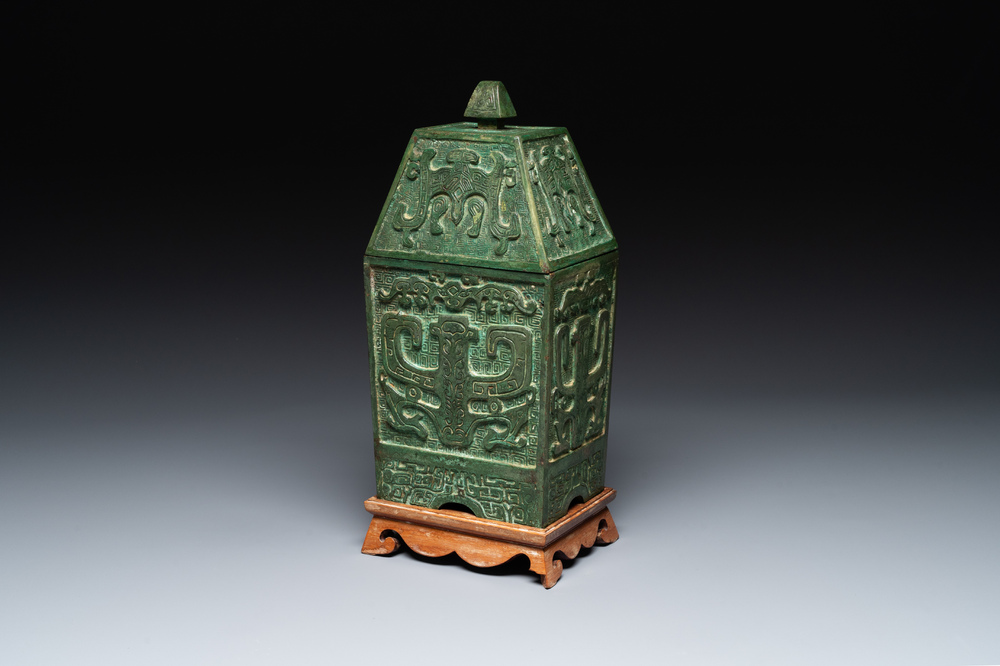 Een zeldzaam groot archa&iuml;stisch bronzen wijnvat met inscriptie, Fang Yi, Song/Ming