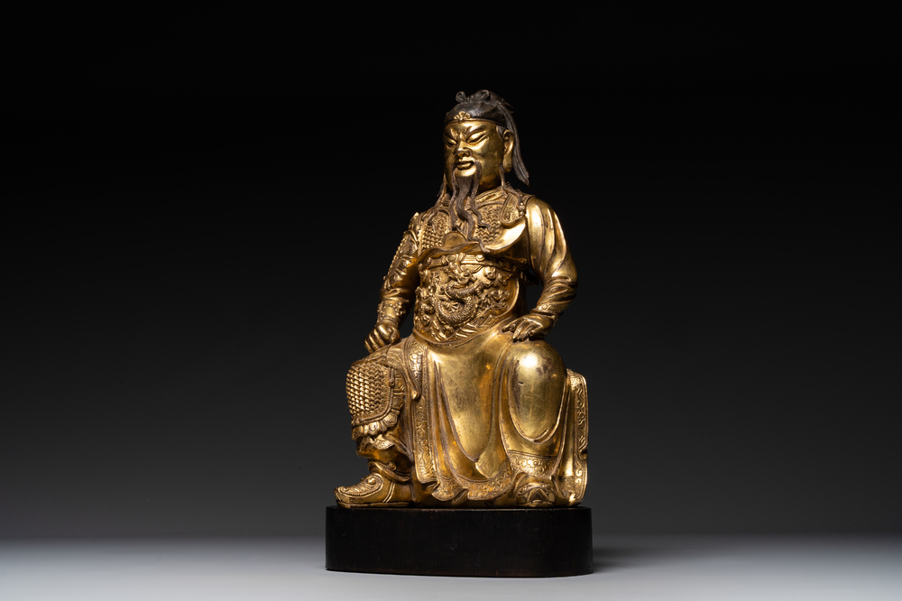 Een uiterst zeldzaam Chinees verguld bronzen beeld van Guandi, Ming