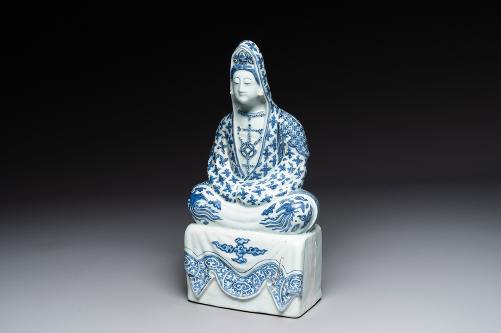 Een uitzonderlijke Chinese blauw-witte porseleinen figuur van Guanyin, Wanli