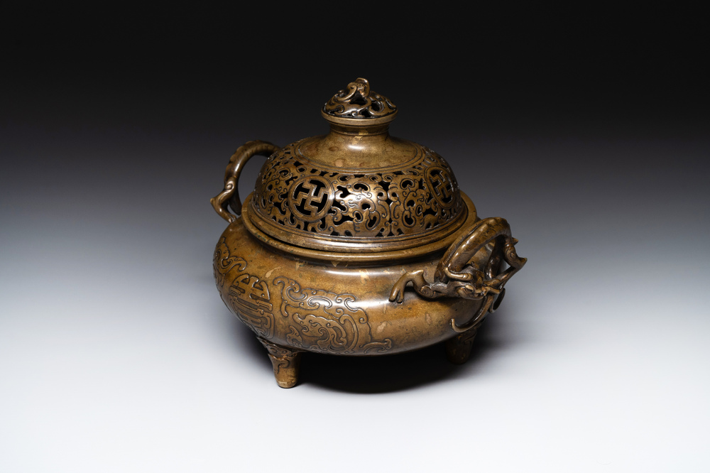 Een Chinees keizerlijk archa&iuml;stisch bronzen wierookvat en deksel met goudspatten, chilong en 'shou' decor, Xuande merk, 17e eeuw