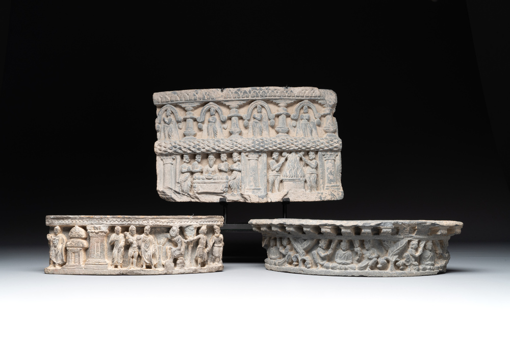 Trois fragments de frise en schiste gris &agrave; d&eacute;cor narratif, Gandhara, 1/5&egrave;me