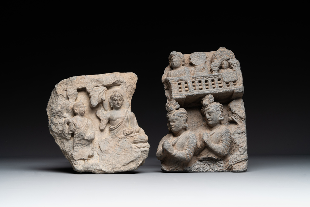 Un fragment en schiste gris repr&eacute;sentant un Bouddha assis avec son disciple et un fragment &agrave; cinq personnages, Gandhara, 1/3&egrave;me