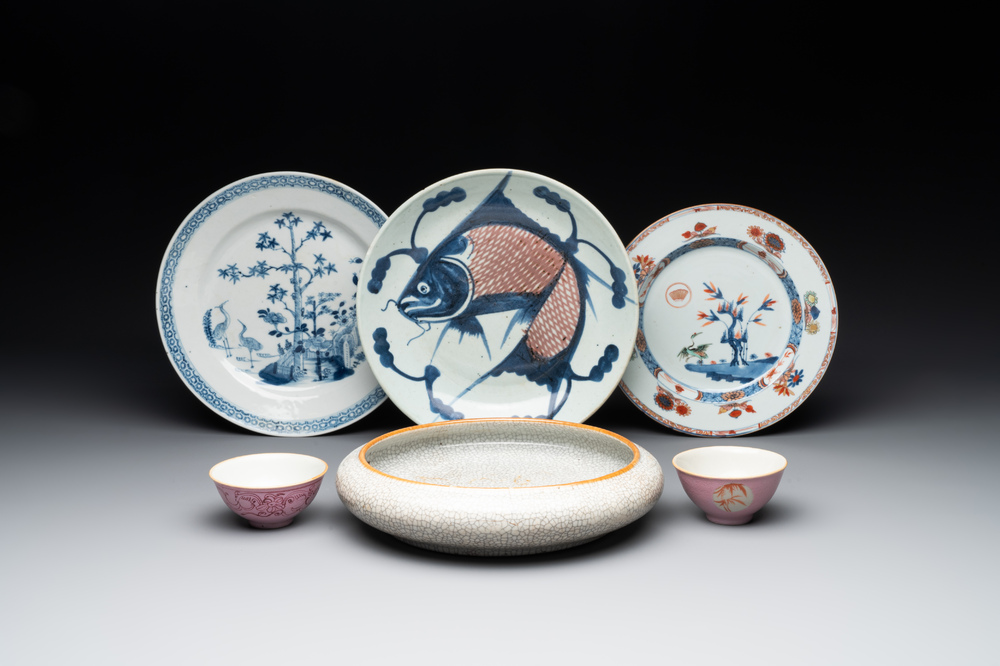 A Chinese ge-type brush washer, a pair of pink bowls, two plates and a saucer, Kangxi and later