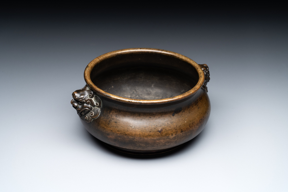 A Chinese bronze censer with lion handles, Xuande mark, 17/18th C.