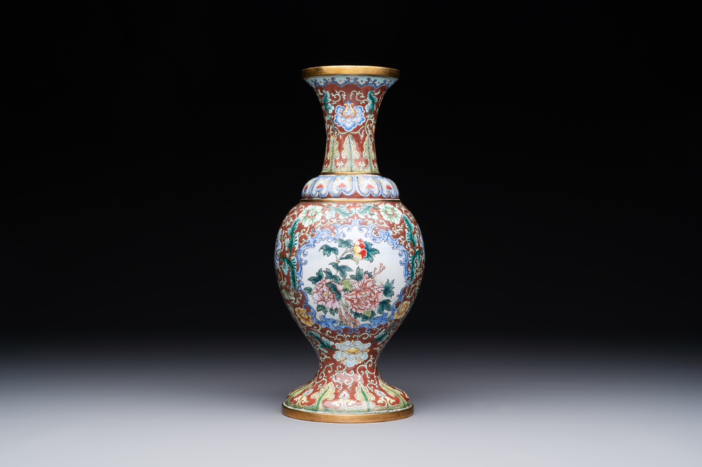 A Chinese Beijing enamel vase with floral design, 19/20th C.