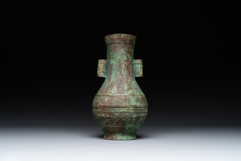 A large bronze arrow vase, 'touhu 投壺', Song/Yuan