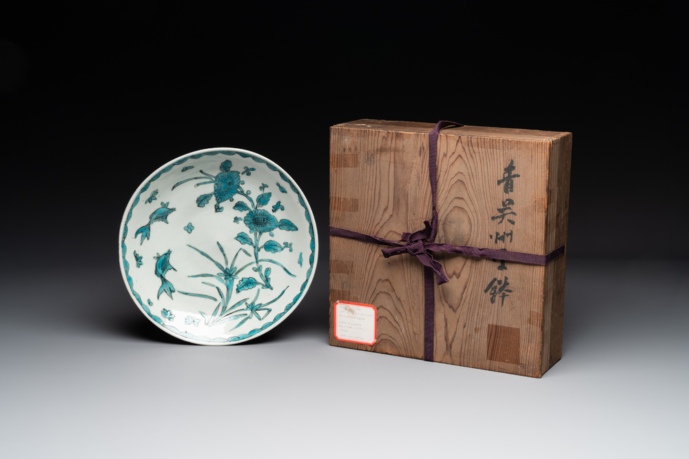 A Chinese Swatow turquoise- and black-enamelled 'carp, narcissus and chrysanthemum' plate and a tomobako, Ming