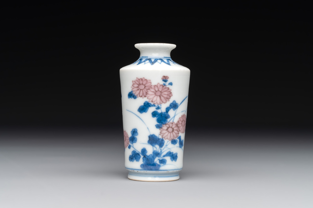 A Chinese blue, white and copper-red snuff bottle, Qing Feng 清風 mark, 18th C.