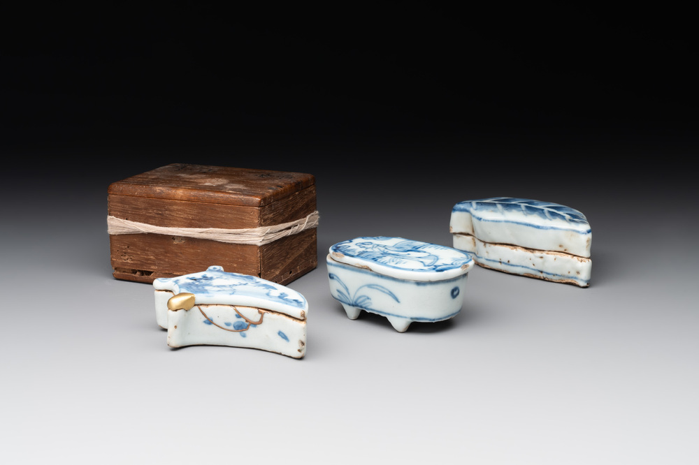 Three Chinese blue and white incense boxes and covers for the Japanese market, late Ming, 17th C.