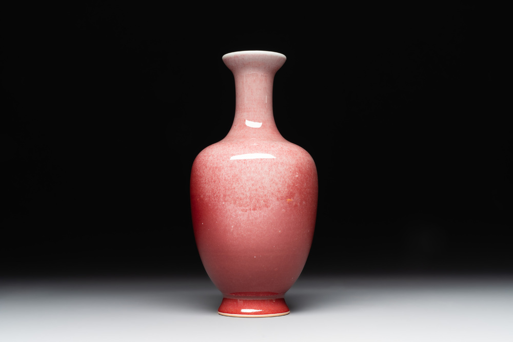 A Chinese monochrome peachbloom-glazed vase, Qianlong mark, 19/20th C.