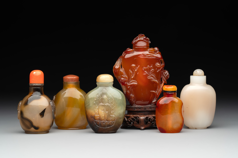 Six Chinese agate, jade and glass snuff bottles, 19/20th C.